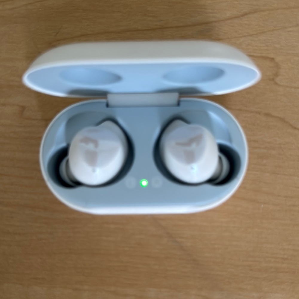 Samsung White Wireless Earbuds with Charging Case SM-R170
